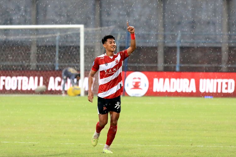 Selebrasi pemain Madura United Malik Risaldi usai menjebol Nawang Barito Putera saat laga pekan ke-22 Liga 1 2023-2024 yang berakhir dengan skor 4-1 di Stadion Gelora Bangkalan Madura, Jawa Timur, Minggu (10/12/2023) sore.