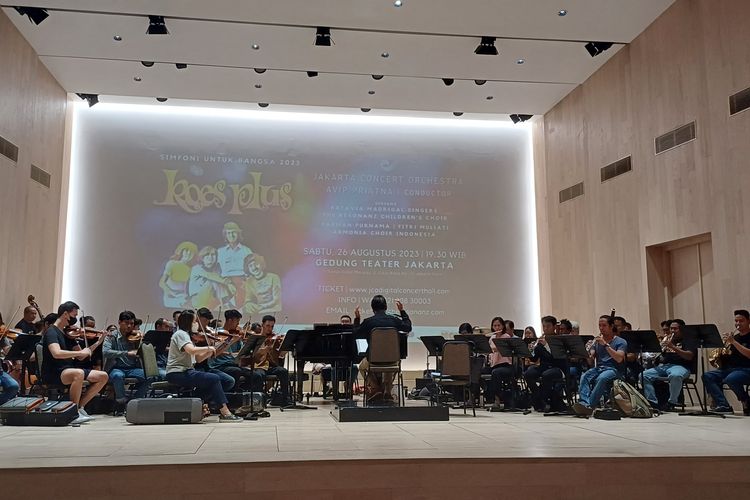 Jakarta Concert Orchestra saat berlatih di Balai Resital Kertanegara, Jakarta Selatan untuk konser Simfoni Untuk Bangsa, Rabu (23/8/2023).