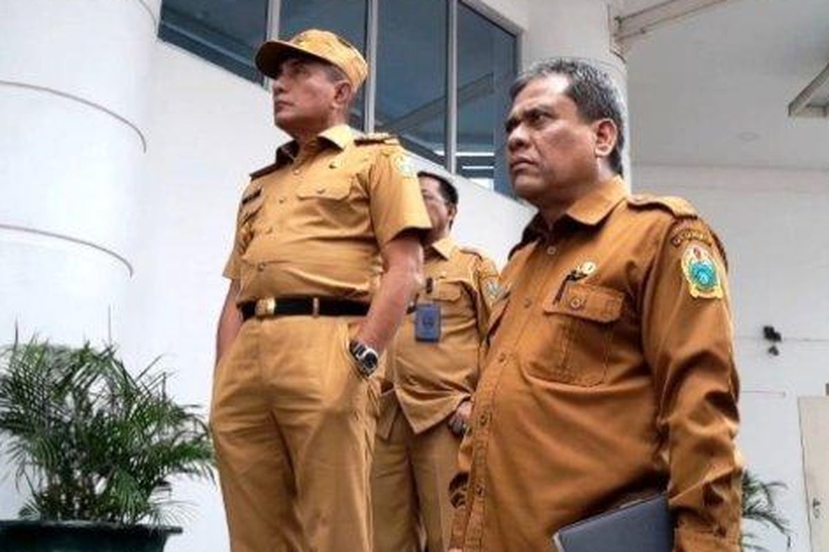 Gubernur Sumatra Utara Edy Rahmayadi mengusir massa yang meramaikan kantor gubernur jelang pertemuan antara Gubernur Edy Rahmayadi dengan Bupati Padang Lawas (Palas) Ali Sutan Harahap (TSO) dengan Plt Bupati Palas Ahmad Zarnawi Pasaribu, Senin (6/2/2023). 