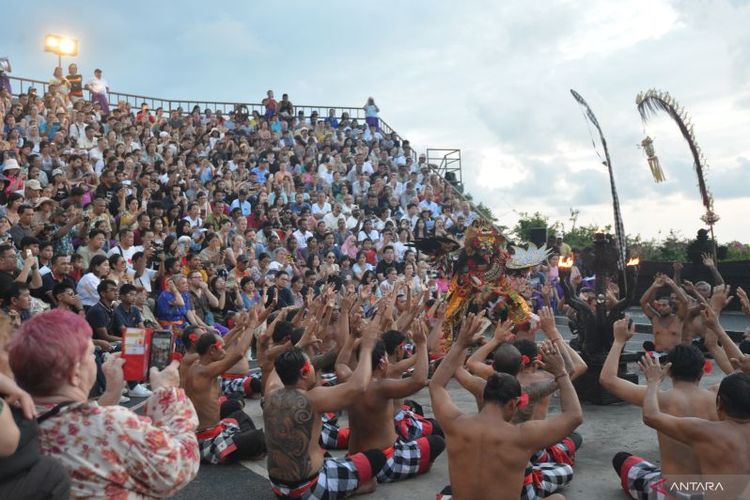 Dokumentasi suasana pentas Tari Kecak di DTW Uluwatu saat momentum Lebaran 2024, Badung, Bali, Kamis (11/4/2024).