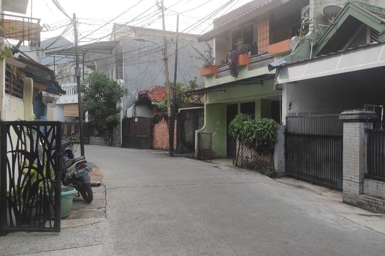 Suasana Jalan J, RT 06 RW 10, Kelurahan Kebon Baru, Tebet, Jakarta Selatan, pada Selasa (2/5/2023). Lokasi ini merupakan lokasi seorang siswi SD diduga jadi korban pelecehan seksual.