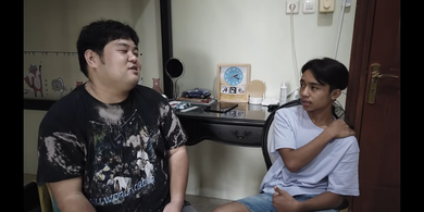 Penyanyi Betrand Peto saat curhat kepada Kenta Yamaguci