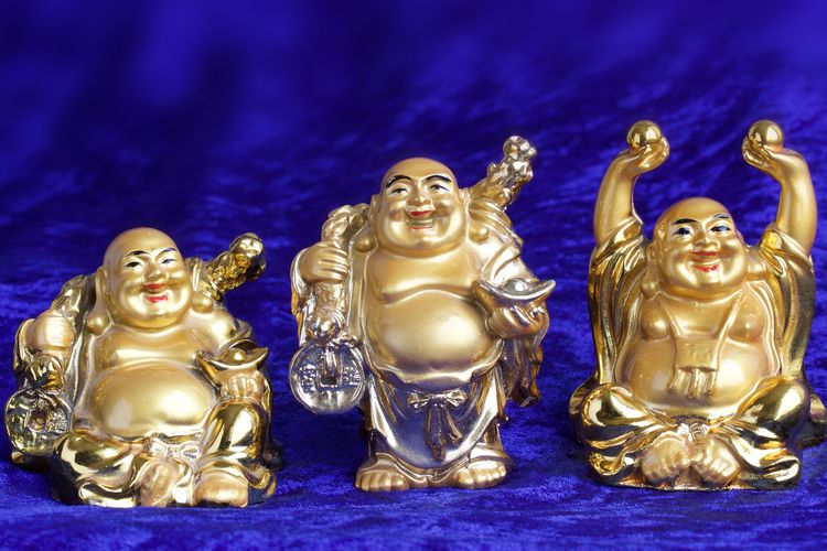 Ilustrasi patung Buddha tertawa atau Laughing Buddha yang merupakan simbol kekayaan menurut feng shui. 