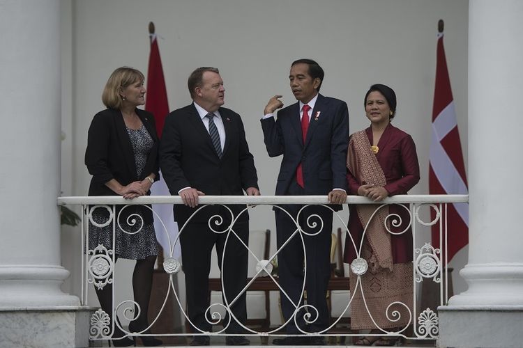 Presiden Joko Widodo (kedua kanan) dan Ibu Negara Iriana Joko Widodo (kanan) berbincang dengan Perdana Menteri Denmark Lars Lokke Rasmussen (kedua kiri) dan Istrinya Solrun Lokke Rasmussen (kiri) di beranda belakang Istana Bogor, Jawa Barat, Selasa (28/11). Pemerintah Indonesia dan Denmark membahas peningkatan kerja sama dalam pertemuan bilateral yang kini usia kerja sama bilateral tersebut mencapai 67 tahun. ANTARA FOTO/Rosa Panggabean/foc/17.