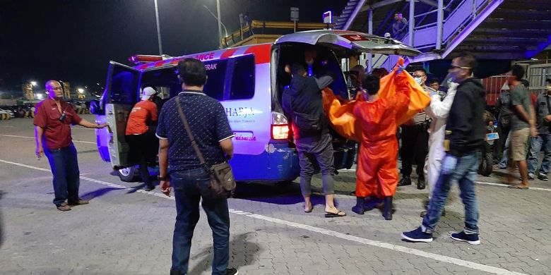 Petugas melakukan proses evakuasi dua orang penumpang yang ditemukan tewas tanpa busana