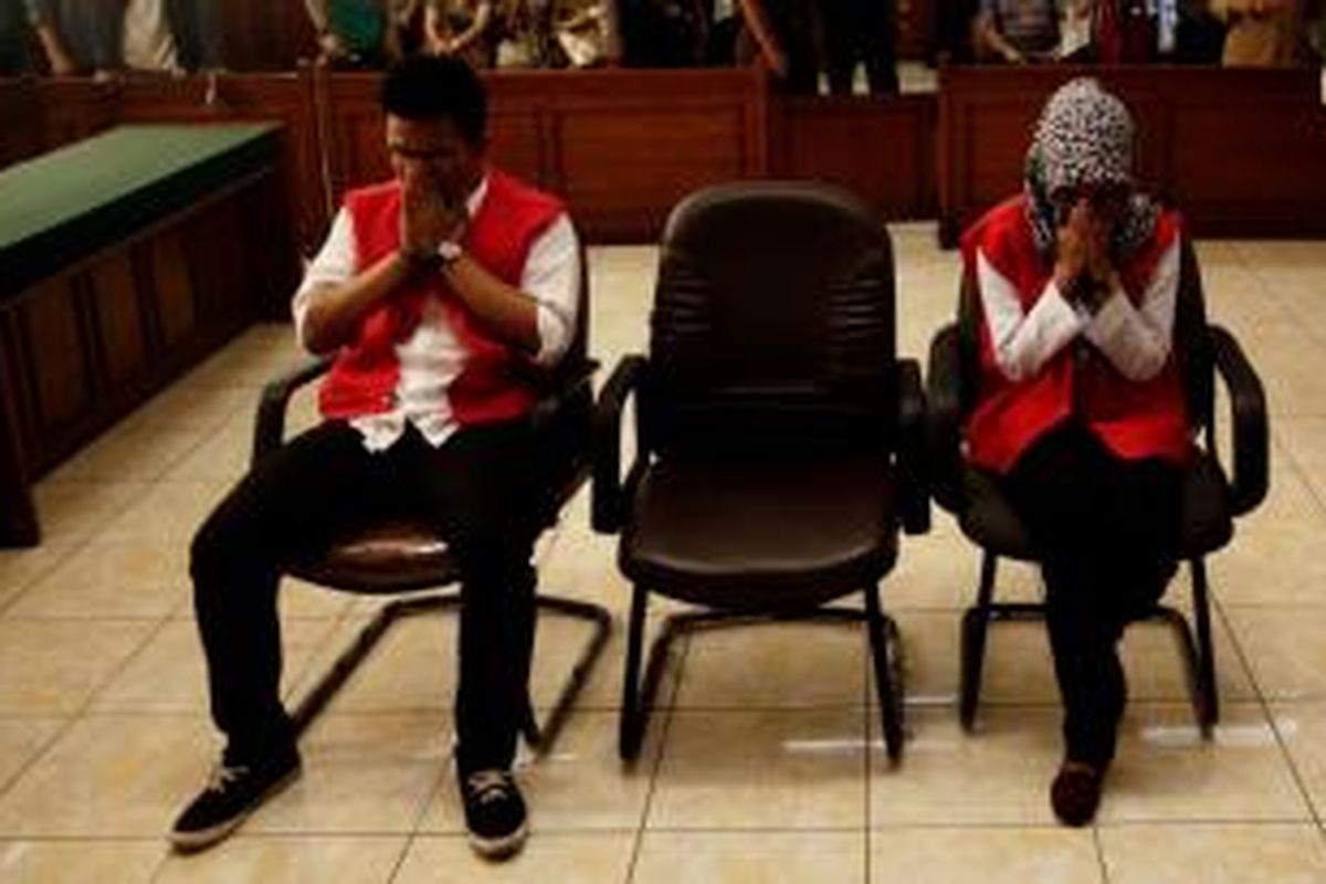 Dua tersangka kasus pembunuhan Ade Sara, Assyifa Ramadhani dan Ahmad Imam Al Hafitd menjalani sidang perdana di ruang sidang Pengadilan Negeri Jakarta Pusat, Jakarta, Senin (19/8.2014). Pasangan kekasih ini menjadi tersangka atas pembunuhan Ade Sara Angelina Suroto. Ade dianiaya dengan cara disetrum, dicekik, serta disumpal mulutnya menggunakan kertas dan tisu.