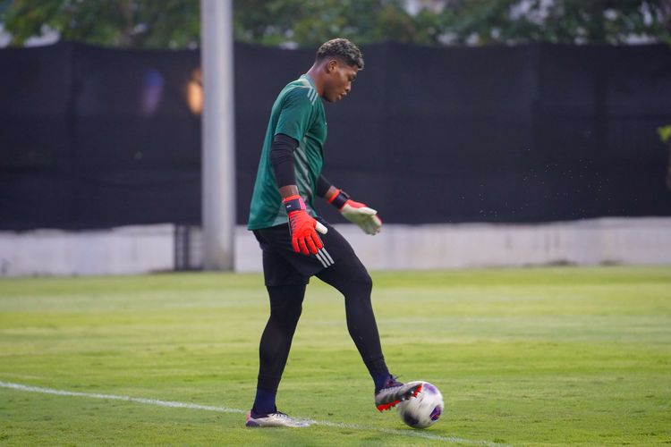 Zion Suzuki Merapat ke Aston Villa, Sinyal Emi Martinez Menuju Juve?