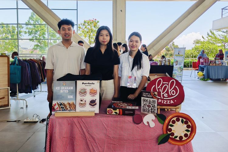 Tiga mahasiswa Universitas Kristen Petras Surabaya, Jawa Timur, memamerkan kreativitas melalui inovasi kuliner yang segar dan unik yang tidak hanya lezat, tapi juga sarat makna personal dan keberanian untuk mencoba hal baru.