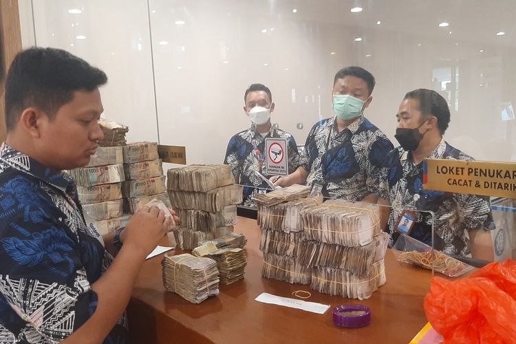 Petugas Penukaran uang di Kantor Perwakilan Bank Indonesia Provinsi Banten saat menghitung ulang uang milik kakek Sarneli. Sebanyak Rp77.138.000 ditukarkan karena kondisinya lusuh