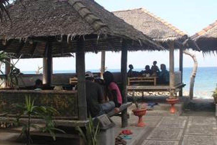 Pengunjung dapat memilih tempat bersantap dengan konsep bale bengong atau gubug jenis panggung yang berjarak sangat dekat dengan bibir pantai di Pantai Pabuahan, Kabupaten Jembrana, Bali.