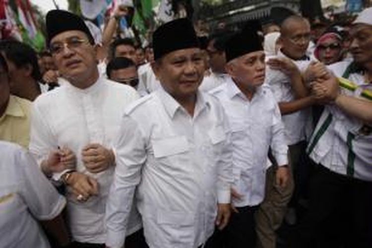 Pasangan capres dan cawapres Prabowo Subianto dan Hatta Rajasa, berjalan menuju Komisi Pemilihan Umum (KPU) di Jalan Imam Bonjol, Jakarta, 20 Mei 2014. Prabowo Subianto dan Hatta Rajasa mendaftarkan diri ke KPU untuk maju menjadi peserta Pilpres 2014.