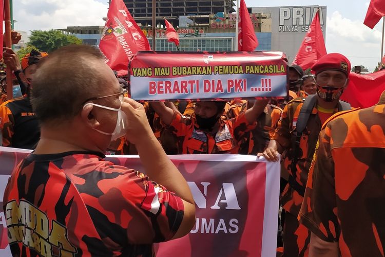 Unjuk rasa Pemuda Pancasila di depan kantor DPRD Banyumas, Jawa Tengah, Kamis (25/11/2021).