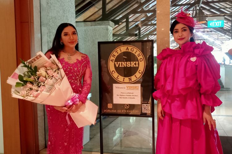 Brand ambassador Celltech Stemcell Centre, Dr Natasha Vinski (kiri), dan profesor anti-aging sekaligus pendiri Celltech Stemcell Centre, Dr Debby Vinski, MSc, PhD (kanan) di Vinski Anti Aging Clinic di Grand Hyatt Jakarta, Senin (8/5/2023).