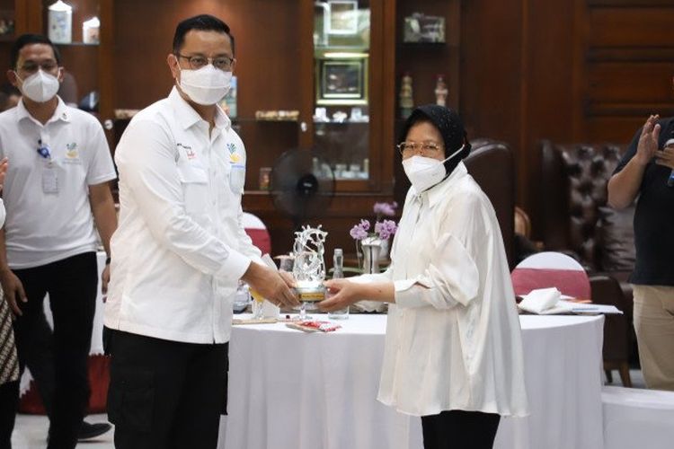 Wali Kota Surabaya Tri Rismaharini memberikan cindera mata kepada Menteri Sosial (Mensos) Juliari P. Batubara saat kunjungannya di rumah dinas wali kota, Jalan Sedap Malam, Surabaya, Rabu (7/10/2020).