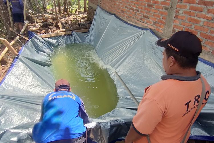 Penampungan air bersih bagi RT 19 Dusun Wonosari, Kalurahan Purwosari, Kapanewon Girimulyo, Kabupaten Kulon Progo, Daerah Istimewa Yogyakarta. Penampungan air berada di belakang rumah warga dan dialirkan ke rumah warga di bagian bawah.