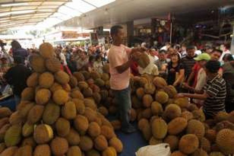 Durian Fair 2016 di Blok M Square, Jakarta, Sabtu (27/2/2016). Pengunjung bisa menemukan sekitar 20 jenis durian unggul dari berbagai daerah di Jawa Tengah dan Jawa Barat. Acara berlangsung hingga 6 Maret 2016.