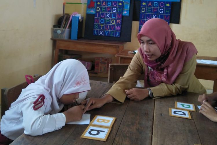 Zuliawati Ninggsih, Guru SDN 004 Malinau Kota, Kabupaten Malinau membimbing anak yang lamban membaca dengan menggunakan kartu huruf. Penggunaan metode ini dinilai berhasil membantu anak lebih cepat membaca.