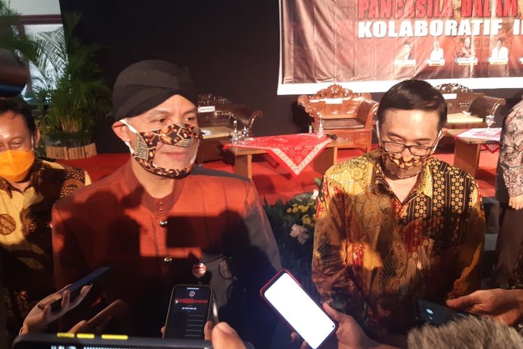 Gubernur Jawa Tengah Ganjar Pranowo memberikan keterangan pers seusai menghadiri talkshow memperingati Hari Lahir Pancasila di Solo, Jawa Tengah, Selasa (1/6/2021).