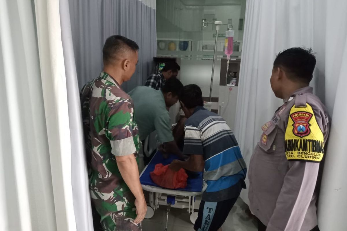 Salah satu dari enam petani yang menjadi korban sambaran petir tengah mendapat penangan di rumah sakit.  