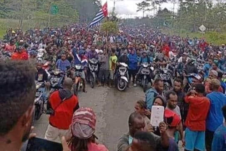 Ribuan warga Yahukimo, Papua, menggelar unjuk rasa anti rasisme di Distrik Dekai, Senin (16/9/2019)