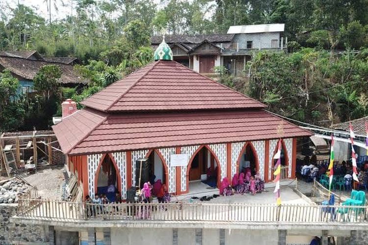 Masjid yang sudah diperbaiki di Dusun Batursari, Kecamatan Kaloran, Kabupaten Temanggung, Jawa Tengah.