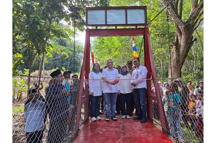 Peresmian Pembangunan Jembatan Pelosok Negeri oleh Direktur KPEI Umi Kulsum bersama Wakil Ketua Panitia HUT ke-47 Pasar Modal Indonesia yang didampingi Deputi Direktur Pengawasan Lembaga Jasa Keuangan 1 Otoritas Jasa Keuangan Provinsi Lampung Nurwanto Direktur KSEI Eqy Essiqy, Direktur BEI Kristian S Manullang, dan Direktur Sahabat Pedalaman?Wafiq Zuhair Muhammad. 