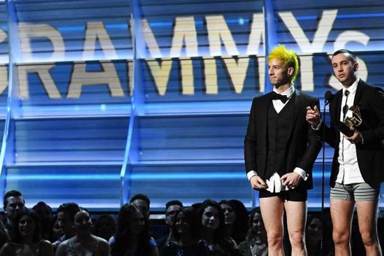 Terima Grammy Awards Twenty One Pilots Lepas Celana Panjang