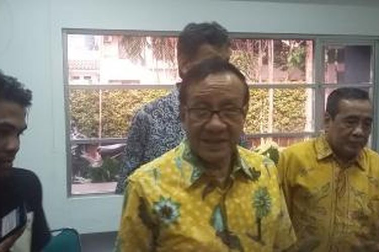 Ketua Dewan Pertimbangan Partai Golkar periode 2009-2014 Akbar Tandjung, saat ditemui di AT Institute, Jakarta, Senin (4/5/2015).