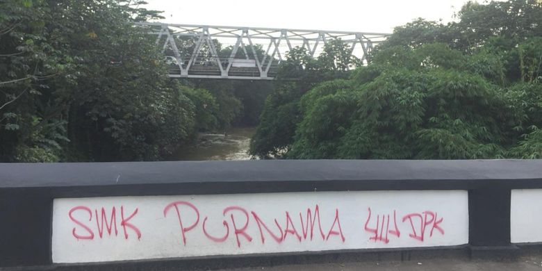 Aksi vandalisme di Jembatan Panus, jalan Tole iskandar, Depok, Senin (14/1/2019).