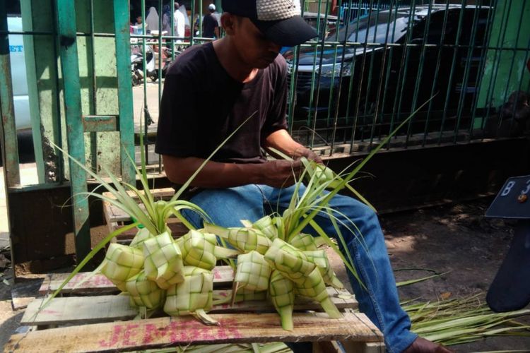 Jelang H-2 Lebaran, omset sejumlah pedagang ketupat di Pasar Slipi, Jakarta Barat naik dibanding tahun 2017.