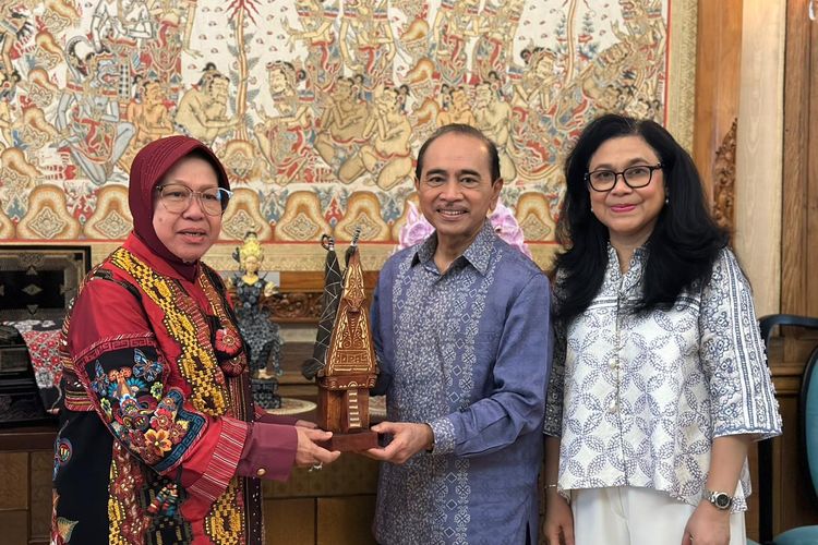 Menteri Sosial Tri Rismaharini menyerahkan miniatur rumah adat khas Indonesia ke Duta Besar RI di Paris Mohamad Oemar beserta istri.