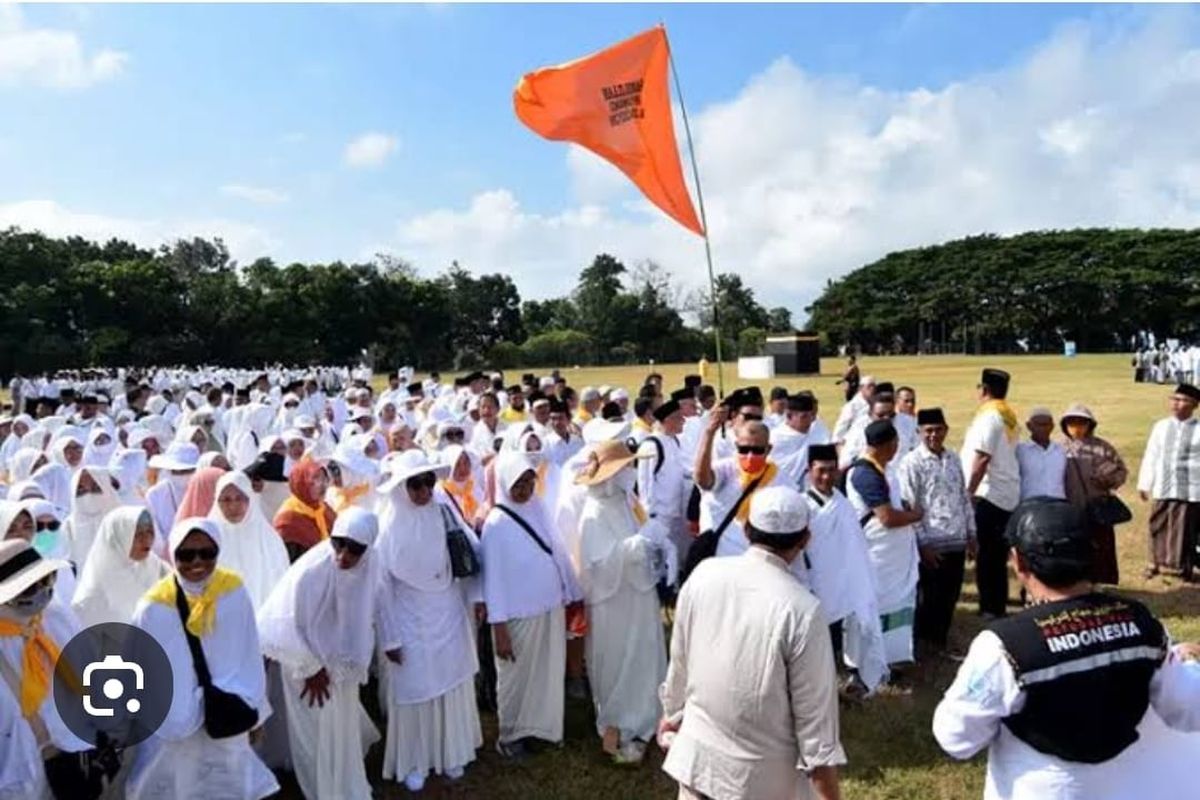 Jamaah haji saat mengikuti manasik haji di GOR Tawang Alun Banyuwangi, Rabu (30/4/2025).