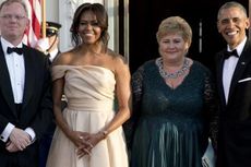 Cantiknya Michelle Obama Berbalut Gaun Karya Perancang India 