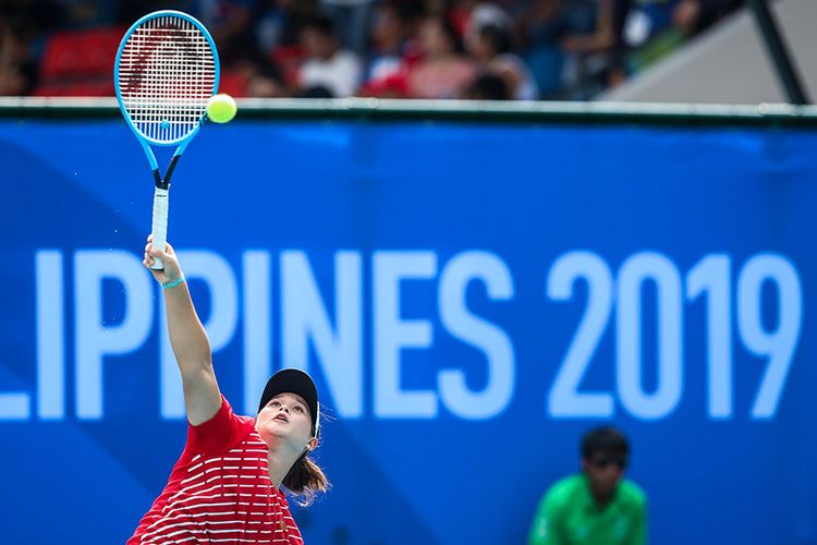 Pasangan ganda putri timnas tenis Indonesia, Beatrice Gumulya saat melawan pasangan dari Thailand, Peangtarn Plipuech/Tamarine Tanasugarn di Rizal Memorial Tennis Centre, Manila, Filipina, Sabtu (7/12/2019). Beatrice/Jessy meraih medali emas ganda putri pada SEA Games 2019, dengan mengalahkan unggulan kedua dari Thailand, Peangtarn Plipuech/Tamarine Tanasugarn, 6-3, 6-3.