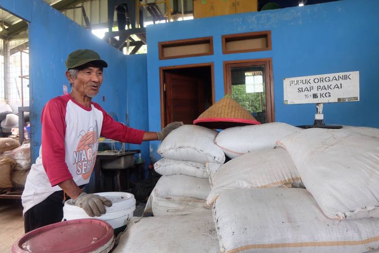 Seorang warga di Dago Bengkok, Kota Bandung, menunjukkan pupuk organik hasil pengolahan sampah di daerahnya. 