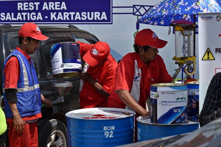 Petugas mengisi bahan bakar minyak (BBM) kemasan jenis Pertamax pada kendaraan pemudik di rest area Tol Salatiga-Kartasura KM 46+700, Tengaran, Kabupaten Semarang, Jawa Tengah, Senin (11/6). Berdasarkan data PT Pertamina (Persero), penjualan BBM kemasan maupun dengan mobile dispenser selama masa arus mudik Lebaran sejak Jumat (7/6) hingga Senin (11/6) mencapai sekitar 105 ribu liter BBM dengan didominasi oleh pembelian Pertamax sebanyak 93 persen. ANTARA FOTO/Aditya Pradana Putra/aww/18.