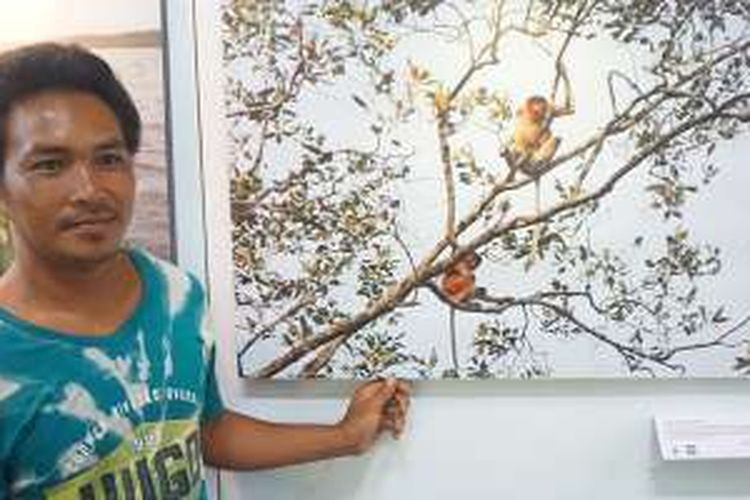 Juliadi dan foto bekantan yang dipajang pada pameran foto karya masyarakat Kecamatan Batu Ampar, Kabupaten Kubu Raya, Kalimanatan Barat, di Desa Padang Tikar, Selasa (12/4/2016) yang digagas WWF Indonesia melalui program Panda Click!
