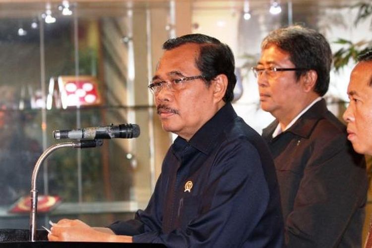 Jaksa Agung HM Prasetyo (kiri) memberikan keterangan pers terkait eksekusi mati 6 terpidana narkoba di Kantor Kejaksaan Agung, Jakarta, Minggu (18/1/2015).