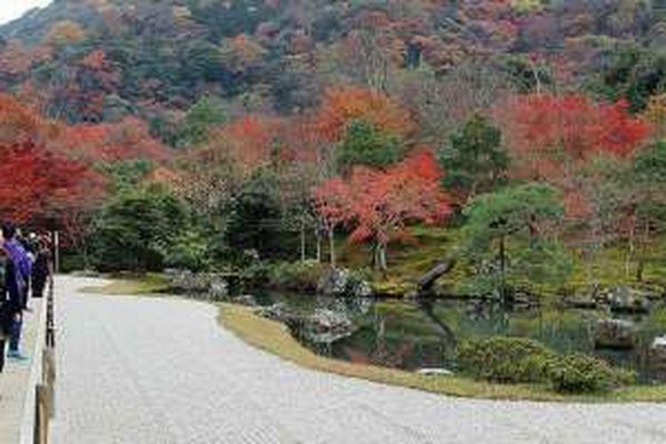 Taman Sogenchy di Kuil Tenryuji di Arashiyama, Kyoto, Jepang, awal musim dingin Desember 2015, menjadi tujuan wisata yang populer. Kawasan kuil ini menjadi salah satu warisan budaya dunia.