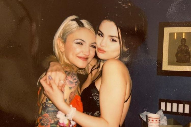 Penyanyi yang juga sahabat Selena Gomez dan Julia Michaels. 