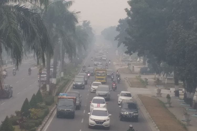 Kabut asap pekat menyelimuti wilayah Kota Pekanbaru, Riau, Kamis (12/9/2019).