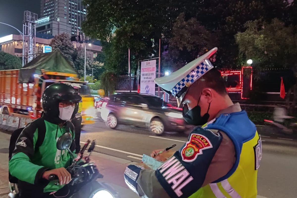 Jaelani, ojek online yang ditilang manual oleh polisi karena terobos jalur Transjakarta di Jalan Gatot Subroto, Selasa (16/5/2023).