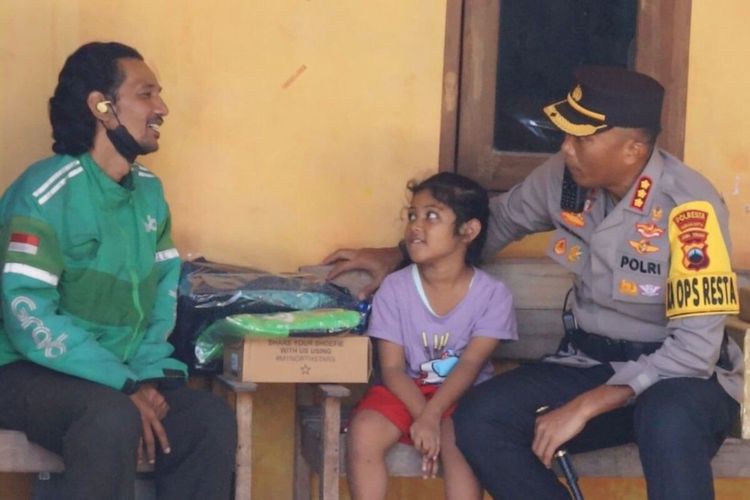 Lallana Lailla atau akran dipanggilan Lana (7) dan ayahnya Eko Prabowo Kiki Hascaryo (43) berbincang bersama Kapolrsta Solo Kombes Iwan Saktiadi di Solo, Jawa Tengah.