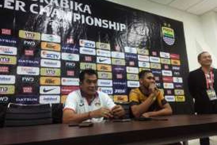 Pelatih Mitra Kukar Subangkit saat memberikan keterangan kepada wartawan usai pertandingan Persib kontra Mitra Kukar di Stadion Gelora Bandung Lautan Api, Sabtu (18/6/2016)