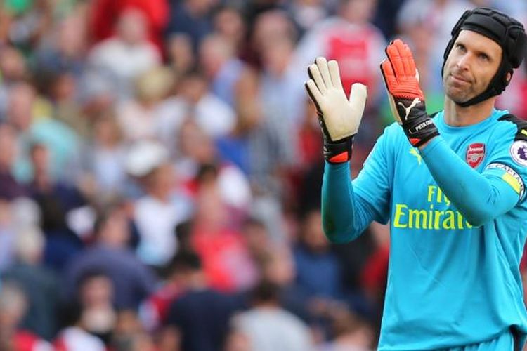 Reaksi penjaga gawang Arsenal, Petr Cech, usai pertandingan melawan FC Liverpool di Stadion Emirates, London, Minggu (14/8/2016), pada pekan pertama Premier League. Arsenal kalah 3-4.