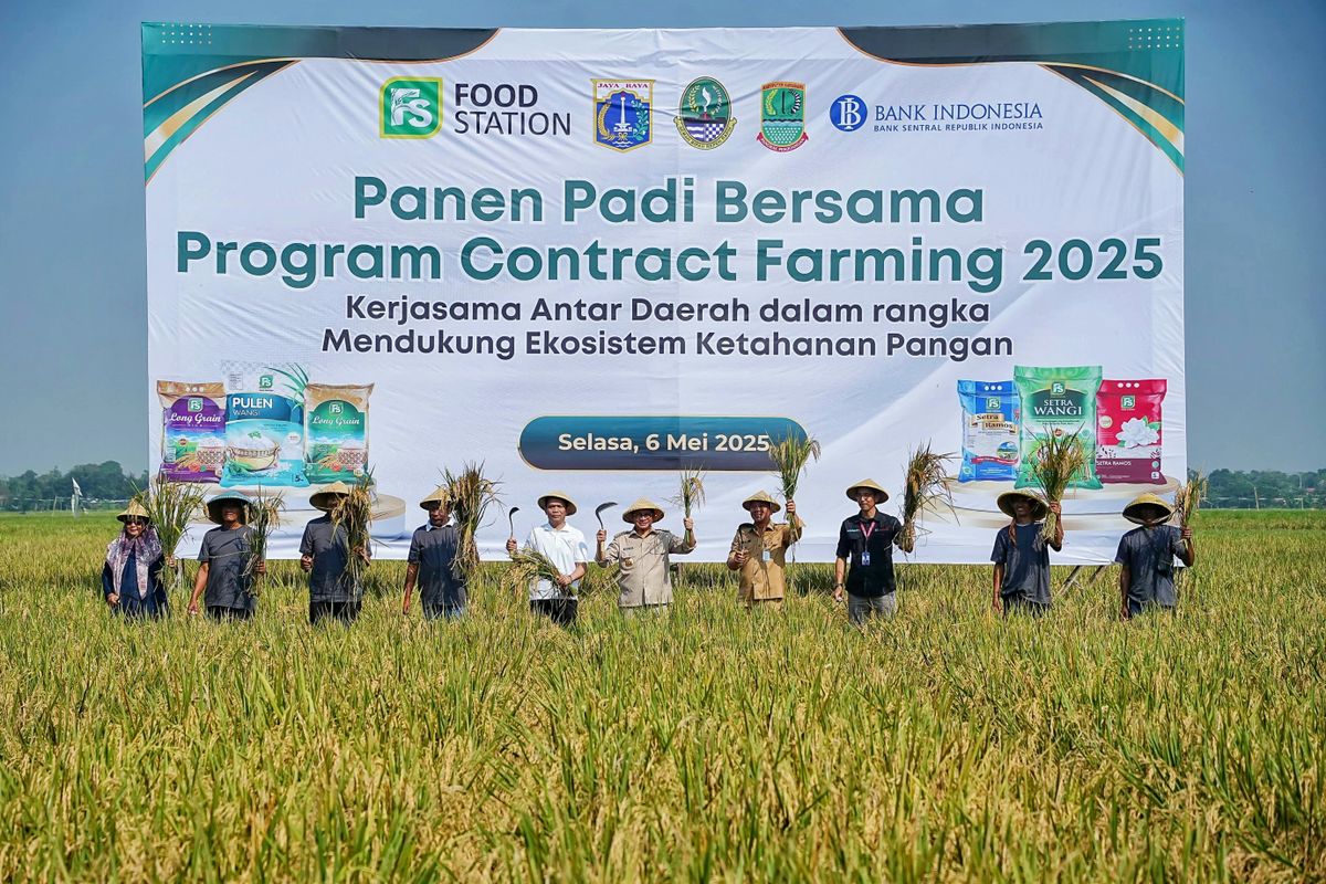 Panen raya dan penandatanganan kerja sama antara Pemerintah Provinsi (Pemprov) DKI Jakarta dan Pemerintah Kabupaten (Pemkab) Karawang melalui program Contract Farming 2025. 