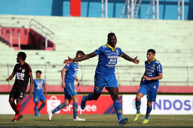Pemain Persib Bandung, Ezechiel NDouassel melakukan selebrasi setelah berhasil mencetak gol ke gawang Persipura Jayapura, Senin (23/9/2019)