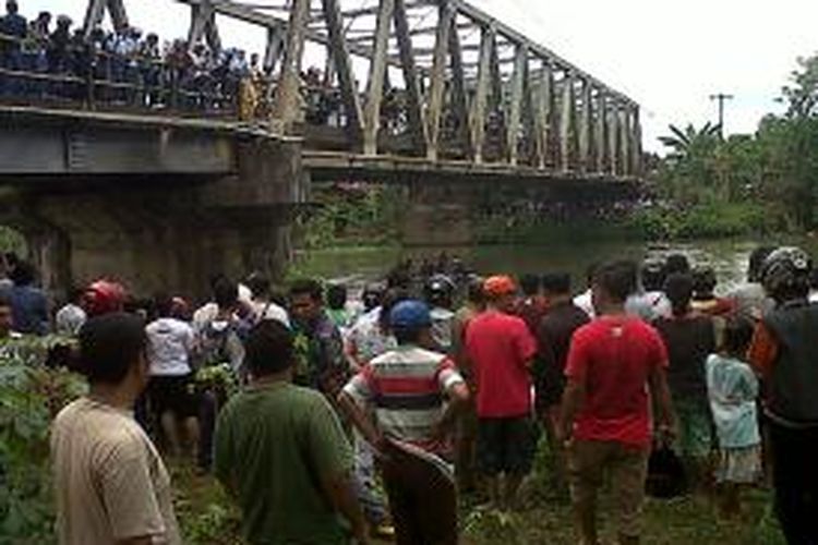 Ribuan warga Kabupaten Takalar, Sulawesi Selatan memadati area jempatan Pappa' menyaksikan proses pencarian seorang pengantin baru yang bunuh diri dengan cara melompat dari atas jembatan. Selasa, (10/06/2014).