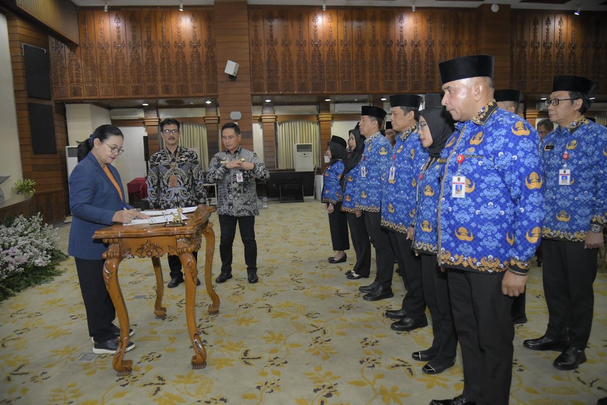 Wali Kota Semarang, Agustina Wilujeng melantik 12 Pejabat Pimpinan Tinggi Pratama hasil seleksi Tim Komite Talenta di Ruang Lokakrida, Gedung Balai Kota Semarang, Jawa Tengah, Jumat (6/2/2026)