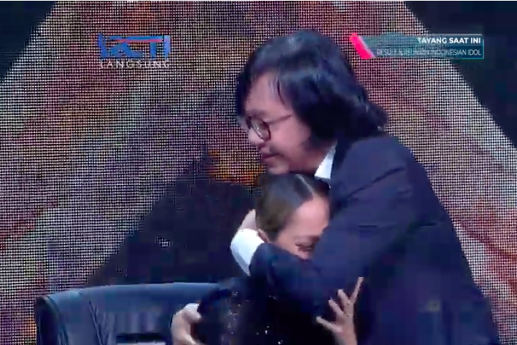 Ari Lasso memeluk Bunga Citra Lestari (BCL) yang menangis saat mendengar lagu Judika di Result and Reunion Show Indonesian Idol X di Studio RCTI, Kebon Jeruk, Jakarta Barat, Senin (2/3/2020).